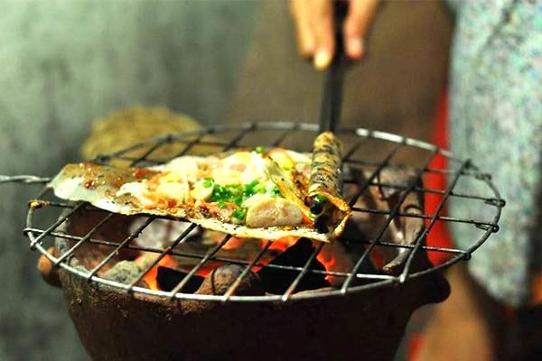 Bánh tráng mắm ruốc nướng là một trong những món đặc sản được nhiều người yêu thích. Khác với phiên bản “pizza kiểu Việt” của bánh tráng nướng Đà Lạt, bánh ở Phan Thiết có thêm mắm ruốc, bơ, trứng, chả, nem, hành lá… nướng chín rồi cuộn tròn hay gấp tam giác, giá 5.000 một cái. Trước cổng trường học hay dọc ngã tư Trần Hưng Đại - Thủ Khoa Huân, ngã 3 Tam Biên gần cà phê Tiếng Xưa đường Trần Hưng Đạo; hay trên đường Ngư Ông lối vào Vạn Thủy Tú… là những nơi nổi tiếng với món này.