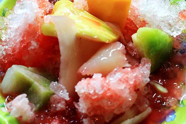 Cũng là sự kết hợp của nhiều loại trái cây tươi ngon theo mùa, nhưng trái cây đĩa Phan Thiết lại có sự khác biệt đôi chút so với những vùng miền khác. Đó là điểm nhấn từ phần nước cốt dừa, si-rô, đậu xanh đánh, đậu phộng, sầu riêng bánh lọt ăn kèm, giá 18.000 một đĩa. Dọc con đường Nguyễn Tất Thành hướng ra biển Đồi Dương và trên đường Cao Thắng đoạn gần ga xe lửa cũ là tập trung đông quán bán món này.