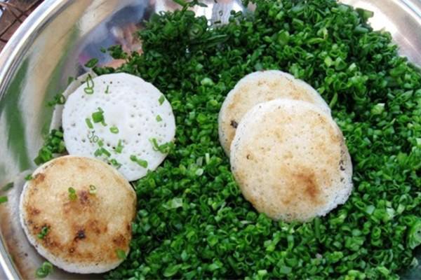 Bánh căn cũng là một trong những món ăn chơi giá rẻ mà bạn không thể bỏ qua. Bánh căn Phan Thiết khá khác so với Phan Rang, Vũng Tàu hay Đà Lạt. Bánh không được cho thêm trứng hay nhân trong lúc đổ, nhưng lại ăn kèm với nhiều món như nước cá kho, trứng vịt, tóp mỡ, xíu mại viên, xoài băm, nước mắm, khế băm.., với giá 2.000 đồng một cặp. Bạn có thể ghé đến quán Bánh Căn số 168 Thủ Khoa Huân, quán bánh căn số trên đường Hải Thượng Lãn Ông hoặc quán dưới chân cầu Dục Thanh.