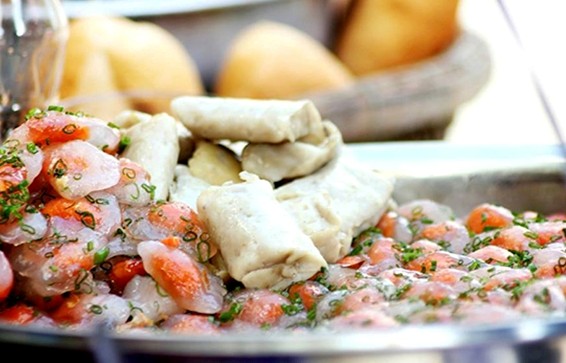 Bánh quai vạc khá giống với bánh bột lọc Huế, giá 15.000 đồng một đĩa. Bánh được làm nhỏ, với lớp vỏ dai, mềm, trong suốt, để lộ nhân tôm và hấp dẫn nhờ hương vị của nước mắm ngon. Món này cũng là món ăn được cho cả ngày. Không chỉ ăn kèm nước mắm, người Phan Thiết còn thích cho bánh quai vạc vào bánh mì, rưới nước mắm ớt lên. Để ăn món này, bạn có thể đến chợ Phan Thiết hoặc góc ngã tư Cao Thắng - Trần Hưng Đạo vào buổi chiều, hoặc các quán bánh canh vào buổi sáng.