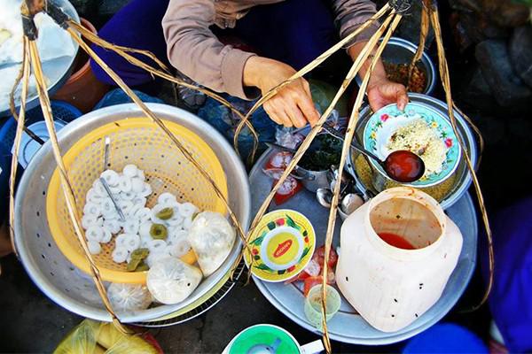 Bánh bèo ở Phan Thiết nhỏ xinh như chiếc nắp chai, nhưng dày, béo. Bánh thường được ăn kết hợp cùng bột đậu xanh, tóp mỡ, hành, tôm, thịt rim và nước mắm pha đậm đà.