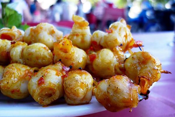 Ở xứ biển, răng mực (nguyên liệu vốn bị bỏ quên từ lâu) cũng có thể trở thành một món ăn ngon tuyệt với khá nhiều lựa chọn từ răng mực nướng, hấp, xào lăn, chiên..., thường được dọn ăn kèm đồ chua, rau răm, ớt xanh. Với món này bạn có thể ghé quán dọc bờ kè sông Cà Ty, trên đường Nguyễn Tất Thành đường ra biển Đồi Dương, hoặc khu ăn đêm trên đường Võ Thị Sáu với giá 15.000 đồng một đĩa.
