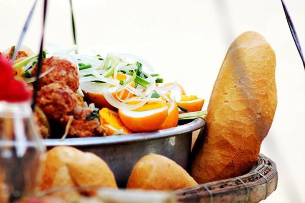 Bánh mì khá đơn sơ với các loại nhân như xíu mại, chả hấp, chả chiên, trứng luộc… nhưng lại hấp dẫn với các loại rau dưa, và đượm vị với nước mắm ớt thơm cay. Bánh mì được bán khắp nơi ở Phan Thiết hầu như cả ngày, với giá khá rẻ chỉ từ 8.000-12.000 một ổ. Bạn có thể tìm thấy bánh mì ở nhiều nơi. Về ban đêm, nổi tiếng nhất là quán “bánh mì đợi” trên đường Nguyễn Huệ, dưới chân cầu Lê Hồng Phong, bán từ 20h đến khuya.