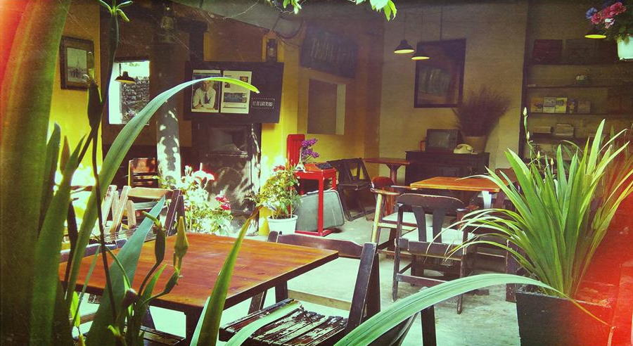Nội thất của quán được trang trí với các vật dụng theo phong cách xưa. Ảnh: FB LE Fê Cafétéria 