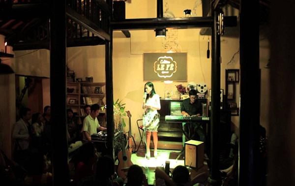 Du khách có thể thưởng thức nhạc sống khi ghé thăm LE Fê Cafétéria. Ảnh: Indochinavoyages.com