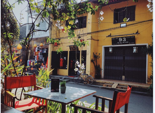 Ngồi thưởng thức cà phê và ngắm dòng người qua lại. Ảnh: Cao Dương Tâm Linh