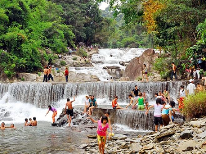 9. Thác Yang Bay: Thác Yang Bay thuộc xã Khánh Phú, huyện Khánh Vĩnh, thành phố Nha Trang là một trong những thác đặc biệt nhất Việt Nam mà không nơi nào có được bởi thác được chia làm hai dòng: một nóng, một lạnh. Điều này khiến bao du khách thích thú, tìm đến đây để khám phá và chứng kiến cảnh tượng lạ mắt này. Hai bên bờ suối, những tảng đá to nhiều hình thù được bao bọc bởi những tán rừng nguyên sinh xanh mát kết hợp với những dốc khác nhau do dòng thác tạo ra khiến khung cảnh lung linh, huyền ảo. Ảnh: Laodong.