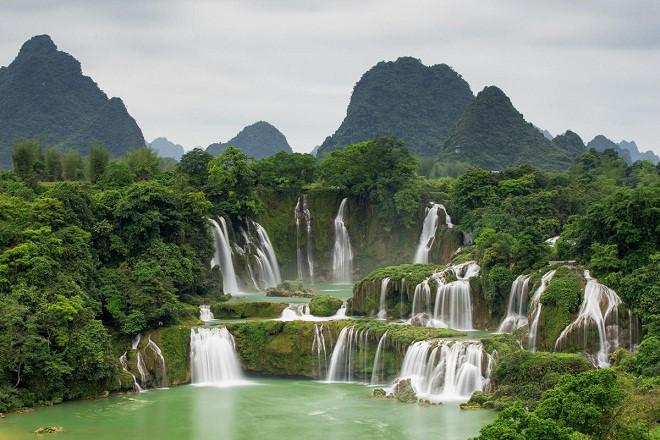 2. Thác Bản Giốc: Thác Bản Giốc được đánh giá là thác lớn thứ 4 trên thế giới. Thác nước này thuộc xã Ðàm Thủy, huyện Trùng Khánh, tỉnh Cao Bằng gồm hai phần: phần phía nam gọi là thác cao, lượng nước không nhiều, thác Thấp nằm ở biên giới giữa hai nước Việt và Trung nằm ở phía Bắc. Phần thác Thấp rộng khoảng 100 m, cao 70 m và sâu 60 m, giữa thác có mô đất phủ đầy cây, cắt xẻ dòng thác thành ba luồng chính. Nhìn từ xa thác như một tấm lụa trắng xóa đươc bao phủ bởi thảm thực vật bìa rừng vô cùng tuyệt đẹp như chốn tiên cảnh. Ảnh: Dulichtaynguyen.