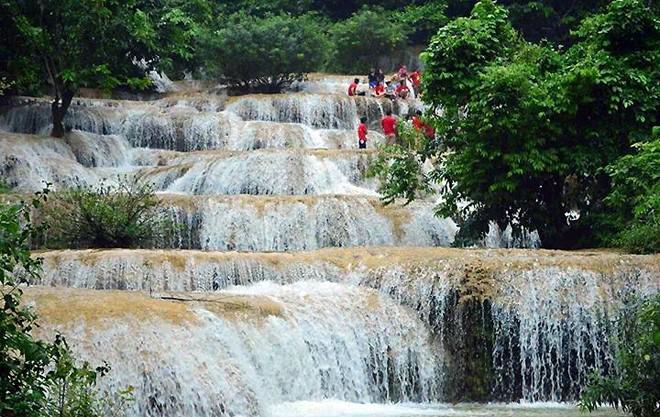 5. Thác Mây: Thác Mây thuộc xã Thạch Lâm, huyện Thạch Thành, tỉnh Thanh Hóa - là thác với những câu chuyện tình yêu đầy lãng mạn nên có dịp bạn đừng quên ghé qua đây. Thác Mây có độ cao 100 m, đổ xuống qua 9 bậc thác gối lên nhau tạo nên những dải nước mềm mại uốn lượn đẹp đến từng phút giây. Thác còn có tương truyền về câu chuyện 9 nàng tiên xuống đây tắm, mỗi nàng tiên để lại một dấu chân và chính là 9 bậc thác, tượng trưng cho “Chín bậc tình yêu”. Vì vậy nhiều đôi lứa yêu nhau rủ nhau lên thác Mây tắm thì tình yêu sẽ ngày càng nồng thắm và nên duyên vợ chồng. Ảnh: Thethaovanhoa.