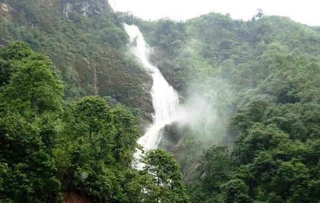 7. Thác Bạc: Thác Bạc xã San Sả Hồ, huyện Sa Pa, tỉnh Lào Cai, cách thị trấn Sa Pa về phía Tây khoảng 12 km nên việc tham quan dễ dàng. Thác Bạc vô cùng đẹp và tinh tế, từ trên cao nhìn xuống, dưới những dòng suối đổ ầm ầm, bọt tung trắng xóa như những đóa hoa ban đang bung nở. Thác có độ cao 200 m nên dòng thác mạnh mẽ, hùng vĩ kết hợp với cảnh sắc thiên nhiên hoang sơ mang đến cảm giác yên bình và thoải mái khi đặt chân đến đây. Ảnh: Tourdulichsapa.