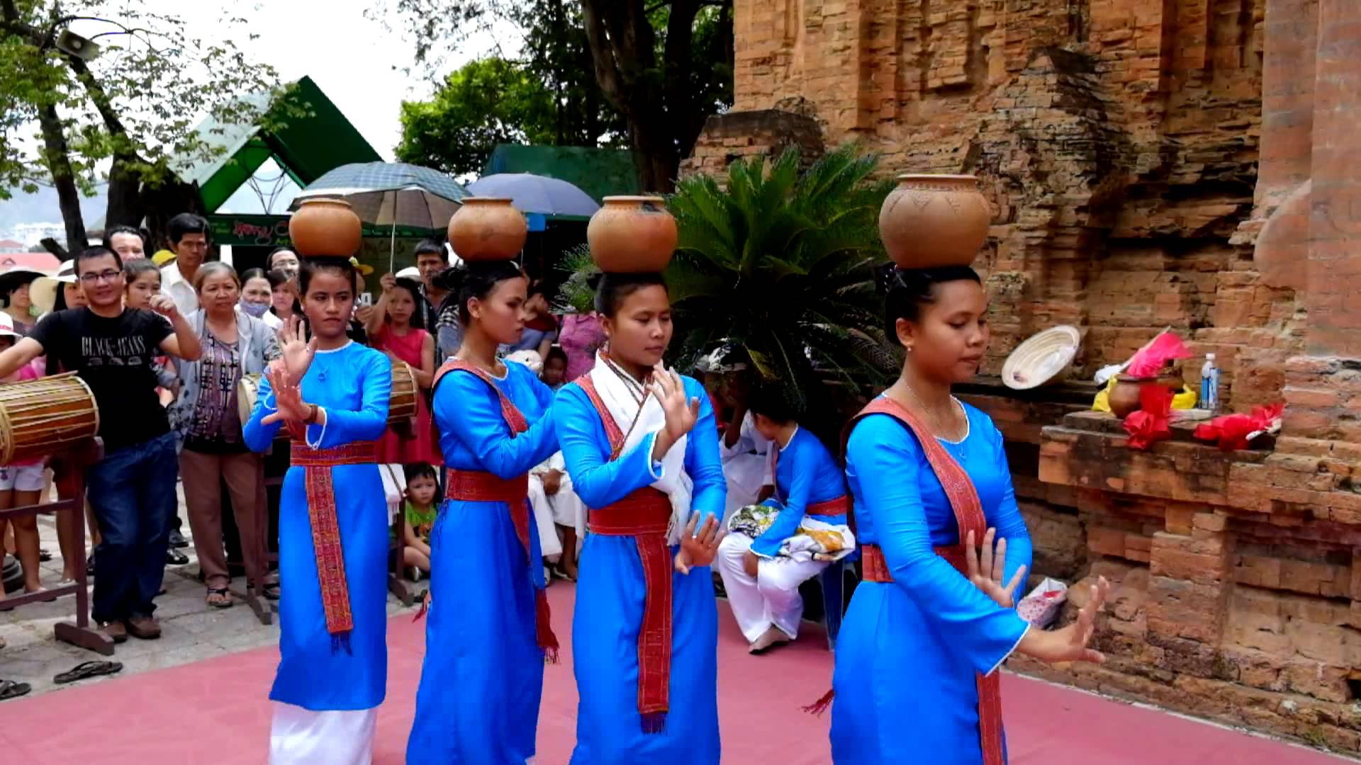 Điệu múa Chăm tại lễ hội Tháp Bà. Ảnh: vietfuntravel