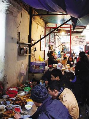Những ngõ ẩm thực Hà Nội về đêm luôn đông thực khách