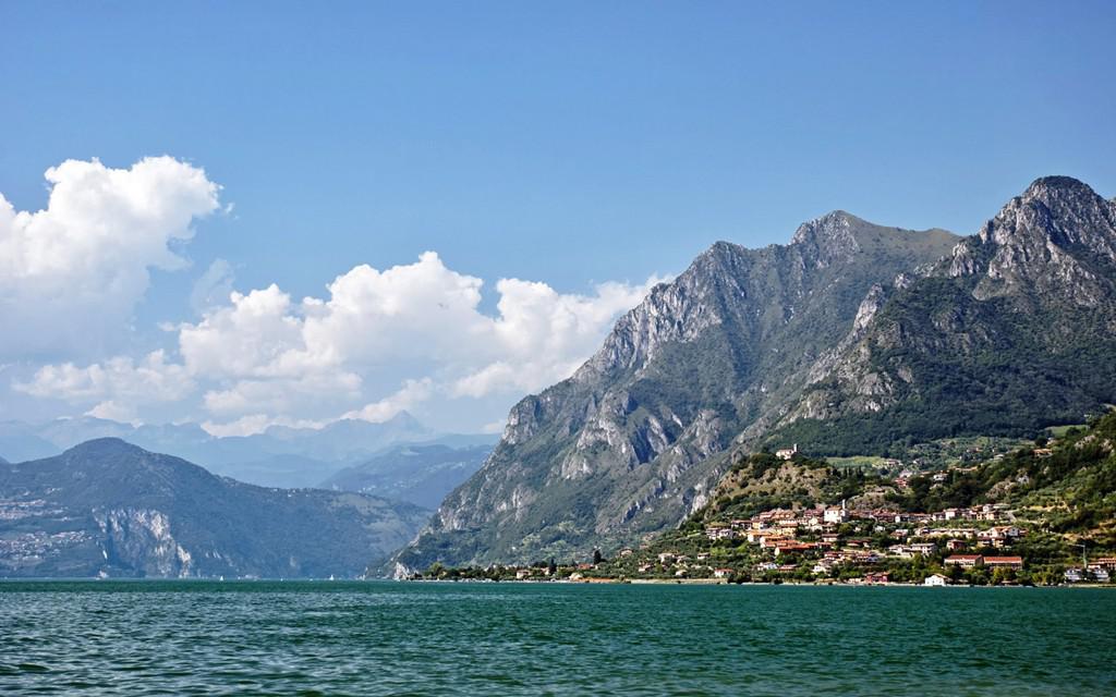 Khám phá hồ Garda, Italy: Garda là hồ nước lớn nhất Italy, có vai trò như cầu nối dãy Alps với phần còn lại của quốc gia xinh đẹp này. Bờ bắc có các ngôi làng cổ kính nhìn ra vùng hồ trải rộng. Một trong những nơi nghỉ chân đẹp nhất ở đây là Sirmione, với những tường lâu đài đã hàng trăm năm tuổi, những con phố hẹp dẫn ra mép nước. Du khách có thể trèo lên tháp canh để ngắm nhìn mái ngói, làn nước xanh biếc và các sườn núi phía xa. Ảnh: Roughguides.​