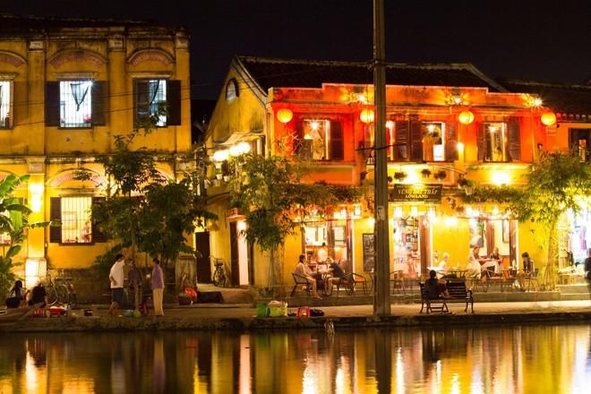 Tham dự lễ hội trăng rằm ở Hội An (Quảng Nam): Khi hoàng hôn buông xuống vào đêm 14 Âm lịch, Hội An biến thành một thành phố huyền ảo với hàng trăm đèn lồng bọc lụa thắp sáng dọc phố. Du khách và người dân địa phượng thả đèn hoa đăng rực rỡ sắc màu xuống dòng sông Thu Bồn phẳng lặng, tạo không gian lãng mạn như trong cổ tích. Ảnh: Bước Chân Không Mỏi.