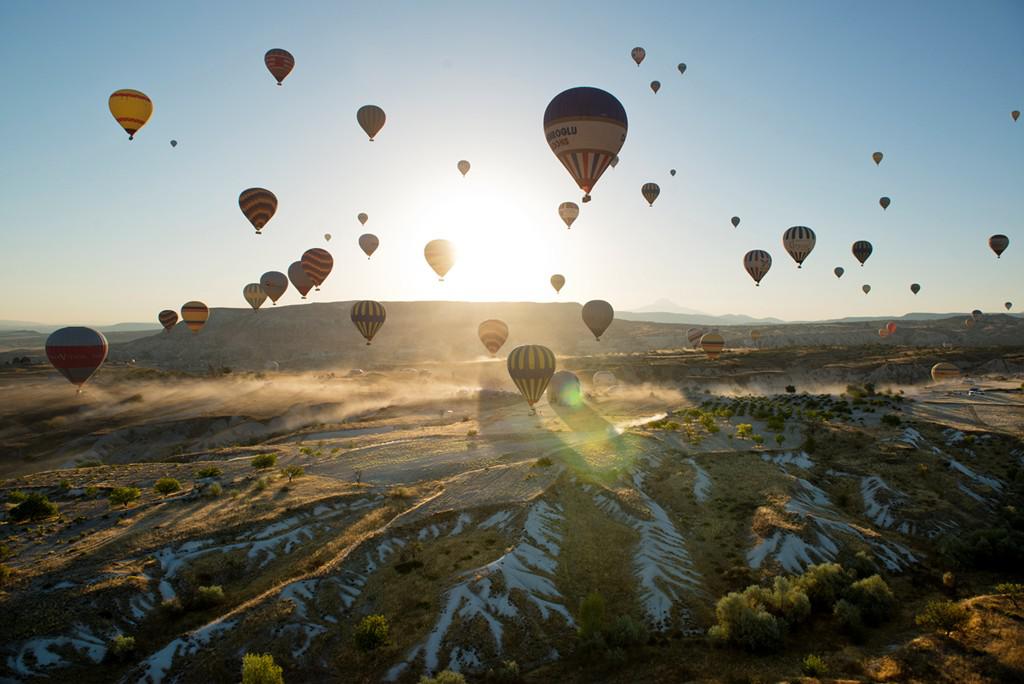 Chiêm ngưỡng khung cảnh siêu thực ở Cappadocia, Thổ Nhĩ Kỳ: Vùng đất xinh đẹp này có các tháp đá kỳ lạ được ví như “ống khói tiên”. Khi những tia sáng đầu tiên chiếu xuống, khung cảnh như trên mặt trăng dần lộ ra trên nền trời rực rỡ. Đừng bỏ lỡ cơ hội chiêm ngưỡng Cappadocia từ khinh khí cầu. Ảnh: Roughguides.​
