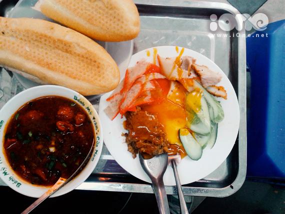Bánh mỳ chảo, bánh mỳ sốt vang nóng hổi là sự lựa chọn hợp lý cho những ngày Hà Nội lạnh buốt