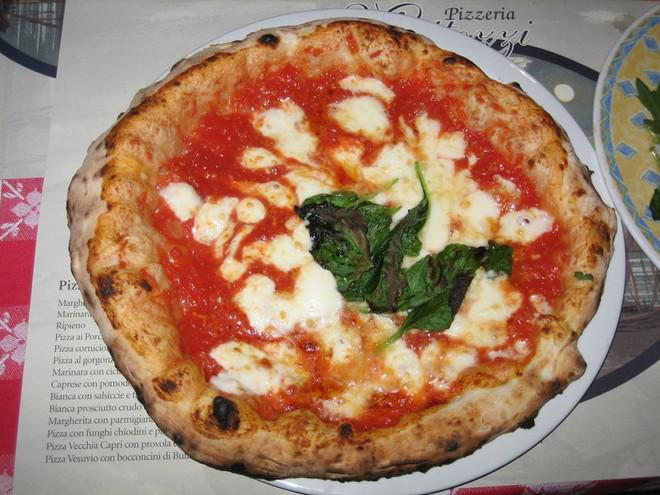 Nếm thử pizza ngon nhất thế giới ở Naples, Italy.