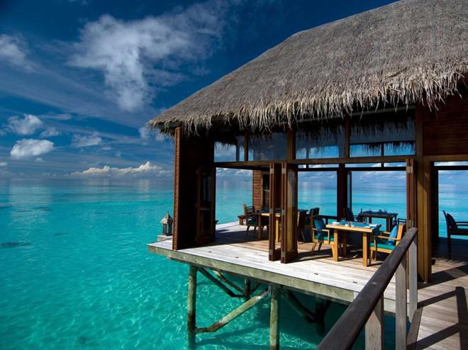 Nghỉ dưỡng trong một căn lều sang trọng trên làn nước trong vắt ở Maldives.