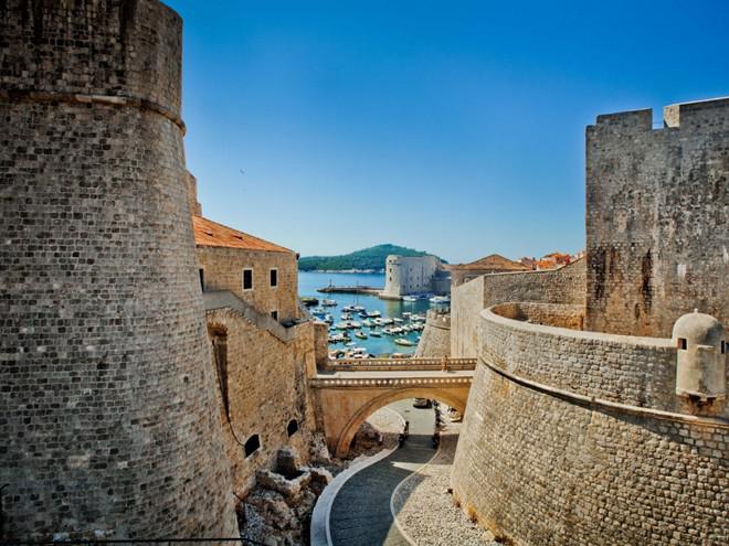 Đi bộ dọc tường thành Dubrovnik đã bảo vệ thành phố của Croatia từ thế kỷ 7.
