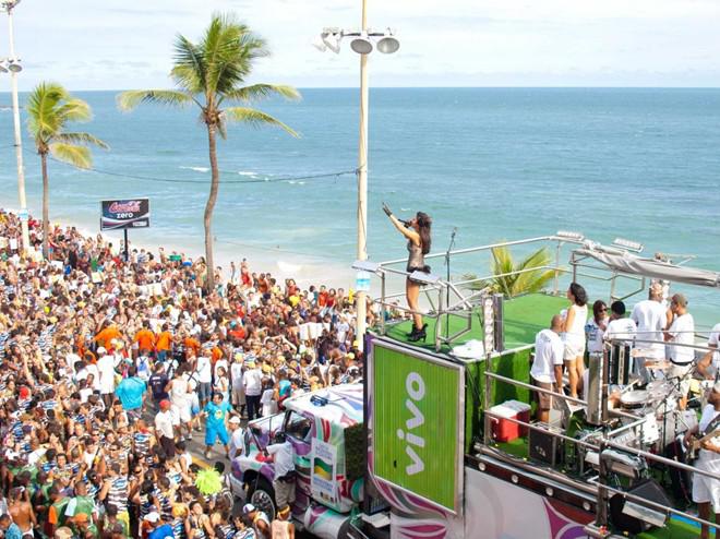 Hòa mình trong lễ hội đường phố ở Salvador, Brazil.