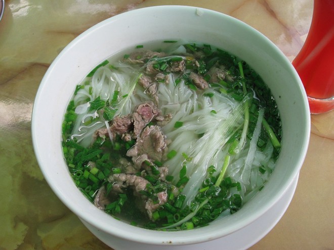 Thưởng thức món phở truyền thống ở Hà Nội, Việt Nam.
