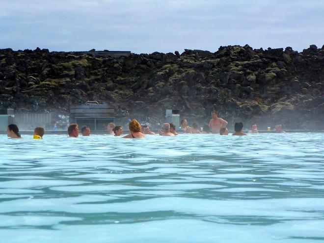 Đắm mình trong làn nước ấm áp của Blue Lagoon, ngoài Reykjavík, Iceland.