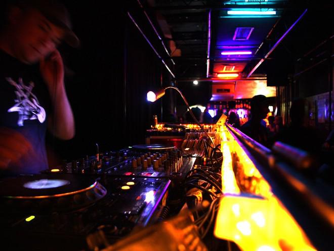 Tiệc tùng tại những quán bar ngầm ở Berlin, Đức.
