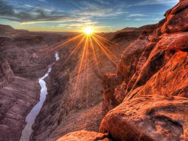 Ghi lại khung cảnh hùng vĩ của hẻm núi Grand Canyon ở Arizona, Mỹ.