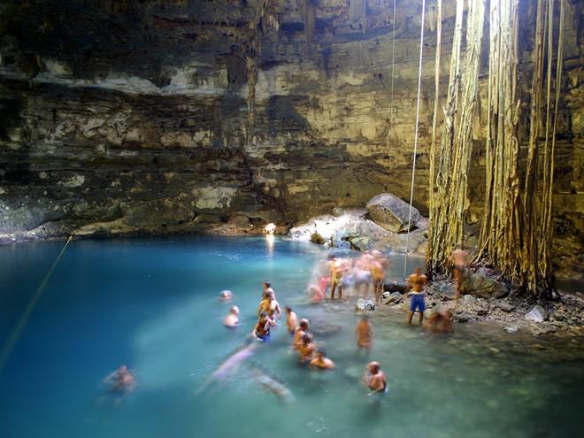 Tắm trong một hố sụt tự nhiên tại Yucatán, Mexico.