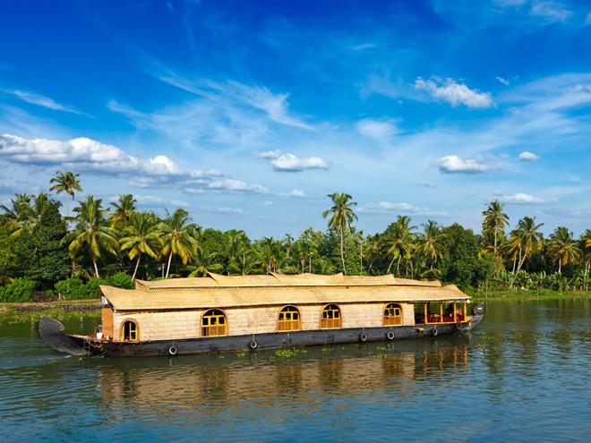 Bơi thuyền ở Kerala, Ấn Độ.