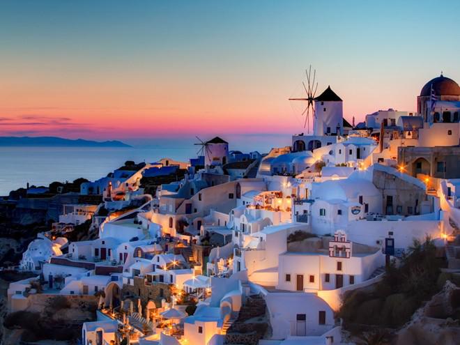 Ngắm mặt trời lặn trên Địa Trung Hải từ Santorini, một trong những hòn đảo đẹp nhất Hy Lạp.