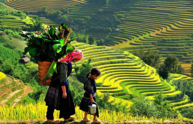 Hai mẹ con người dân tộc đi làm rẫy về - Ảnh: Huyền Thương/Boredpanda