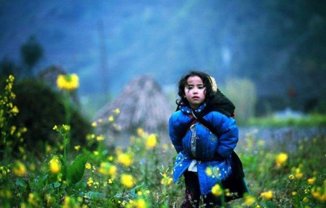 Cô bé dân tộc Mông hồn nhiên - Ảnh: Huyền Thương/Boredpanda
