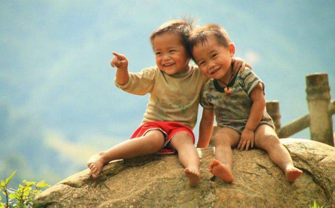 “Tình bạn” của những đứa trẻ con - Ảnh: Huyền Thương/Boredpanda