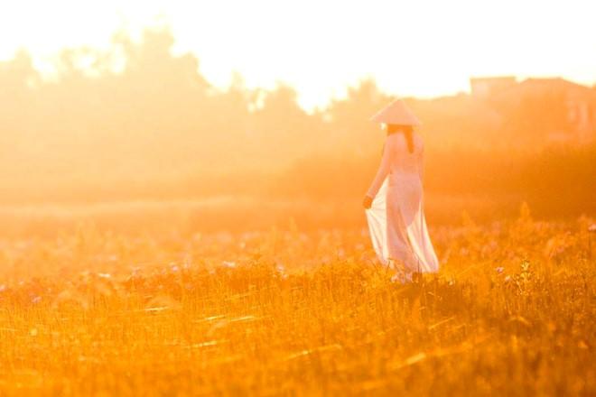Khoảnh khắc tà áo dài dưới ánh bình minh…