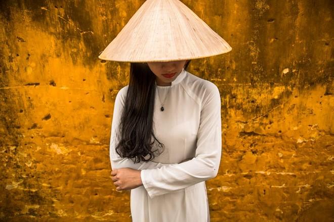 Rehahn là nhiếp ảnh gia chân dung nổi tiếng thế giới người Pháp. Sau khi tới Việt Nam anh đã nhanh chóng bị chinh phục bởi văn hóa và con người nơi đây. Hiện nay Rehahn đã chuyển tới sinh sống tại Hội An và thường xuyên thực hiện những bộ ảnh độc đáo về đất nước và con người Việt Nam.