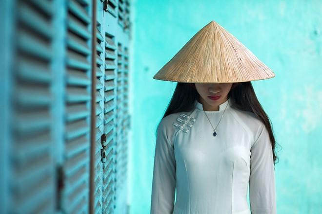 Tà áo dài trong phố cổ Hội An.