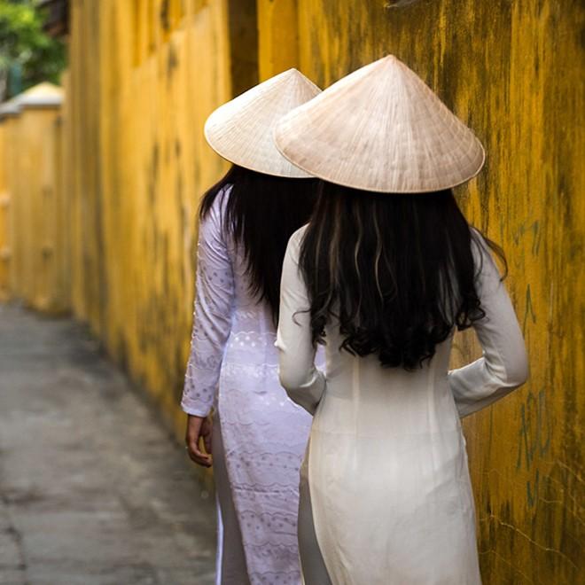 Nét quyến rũ của tà áo dài của các nữ sinh trong một ngõ nhỏ của Hội An.