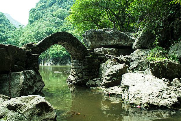 Cây cầu đá được người dân dựng lên, tạo điểm nhấn cho bức tranh thủy mặc - Ảnh: Minh Đức