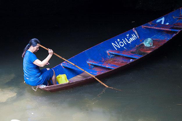 Cô lái đò ao Dong - Ảnh: Minh Đức