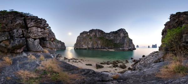 Nơi này nằm gần làng chài Ba Hang - một trong những điểm du lịch nổi tiếng của vịnh Hạ Long. Theo một lái tàu kỳ cựu của Ban Quản lý vịnh Hạ Long, khu vực Cống Lá có 2 hồ nhỏ tuyệt đẹp, được bao bọc bởi núi. Một hồ thì phải trèo qua núi mới vào được, nhưng hồ kia có thể chèo thuyền lan chui qua 3 hang và động nên khu vực này có tên là Ba Hang.
