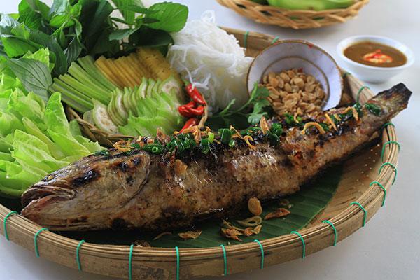 Đừng quên thưởng thức cá nướng sông Đà.