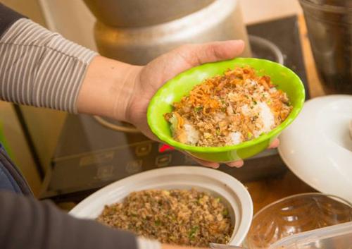 Theo cô chủ quán trẻ người Hà Nội gốc kể lại, đây là món ăn dân gian của người Hà Nội cũ bị thất truyền, nay cô mở quán để tìm lại hương vị cổ truyền xưa. Ảnh: Ánh Tuyết.