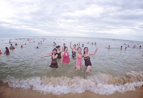 Biển Nhật Lệ có bờ cát trải dài, sóng vỗ không quá dữ dội.