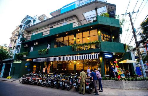 Không gian quán được khách chụp lại từ bên ngoài. Ảnh: Tripadvisor