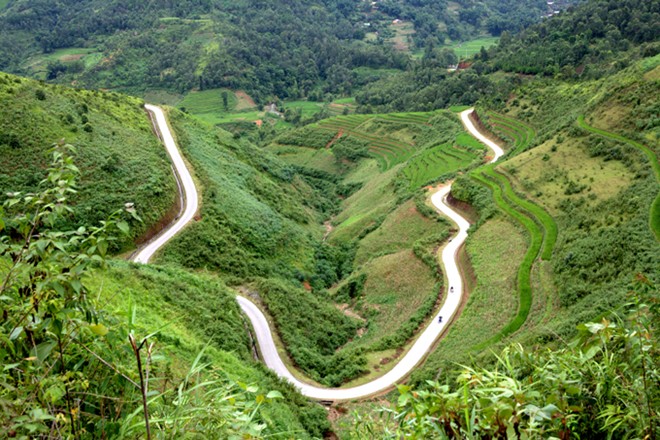 Chiếc vòng ngọc - đường vào Bạch Đích. Ảnh: Thủy Trần.