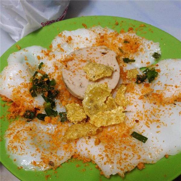 Bánh bèo không phải là món ăn làm nên tên tuổi của ẩm thực đường phố quận 11, nhưng cũng là một món đáng cân nhắc trong một buổi chiều “bỗng dưng thấy đói”. Những chén bánh bèo nho nhỏ có tôm khô và tóp mỡ nằm phía trên cực hấp dẫn, tuy nhiên nước mắm có phần khá nhạt. (Ảnh: Internet)