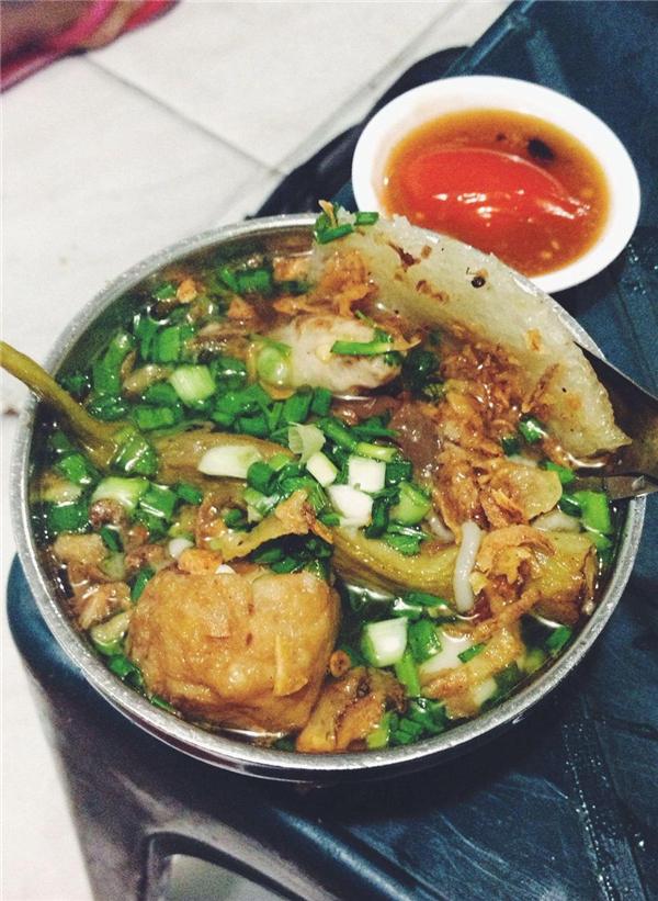 Khổ qua cà ớt có xuất xứ từ Singapore, cũng là một món nổi đình nổi đám ở quận 5. Cũng như phá lấu bò, canh bún, khổ qua cà ớt cũng là một trong những món “ăn ở lề đường mới thấy ngon”. Một chén thập cẩm sẽ gồm khổ qua, đậu bắp nhồi chả cá, ớt dồn thịt, đậu hũ, da heo... bạn có thể ăn không hoặc cùng mì gói để no hơn. (Ảnh: Internet)
