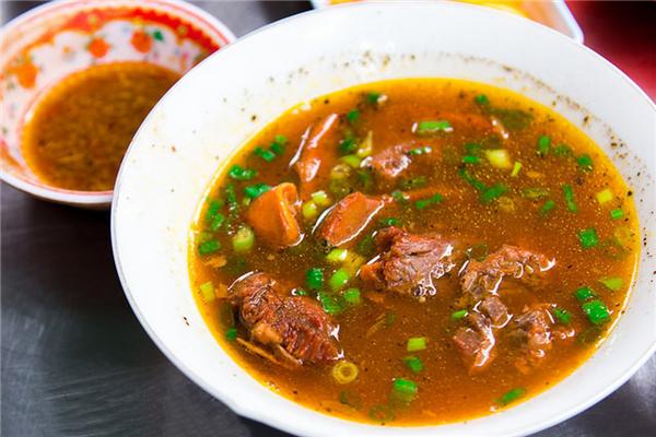 Khi gọi một tô hủ tiếu dê, bạn sẽ được phục vụ… đến 2 tô, 1 tô hủ tiếu và 1 tô thịt đầy dê. Phần nước lèo cực kì đậm đà, có màu bắt mắt với chút hành lá xanh, thịt dê vừa mềm vừa bổ dưỡng… tóm lại là không thể chối từ! (Ảnh: Internet)