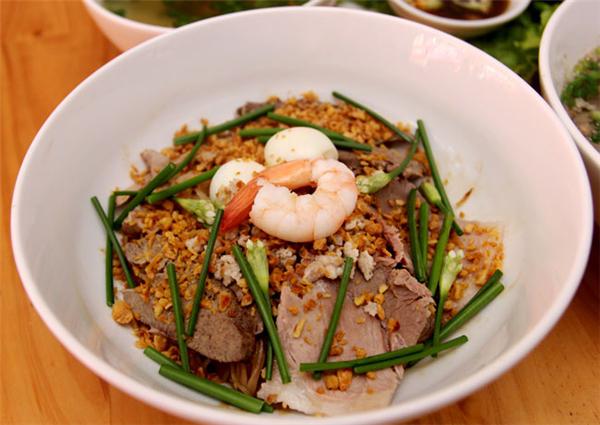 Một phần hủ tiếu nam vang khô ở đường Âu Cơ dễ gây choáng vì nó "siêu nhiều thịt", lại có đến tận 4 – 5 miếng lòng, tim gan tươi ngon. Sợi hủ tiếu dai dai ăn cùng với thịt và lòng, húp một muỗng nước lèo đậm đà… có vậy thôi mà sao nhiều người thích thú đến thế. (Ảnh: Internet)